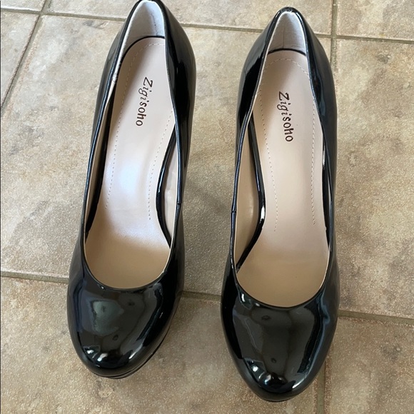 Black Glossy Heels - Picture 2 of 3